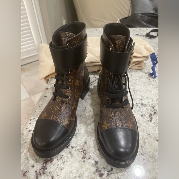 Louis Vuitton boots new with receipt.  Size 38 which is a size 7.5 women - Picture 9 of 11